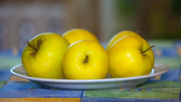 Manzanas amarillas — Vídeos de Stock