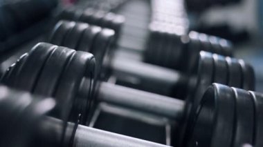 Bir adam bir dumbbell başlıyor