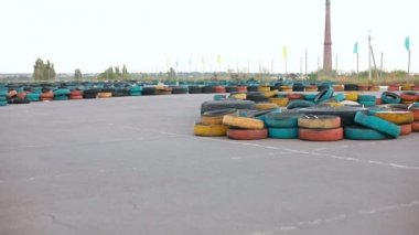 Adam bir yolda go-kartlar yarış