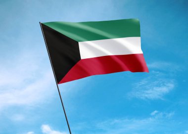 Kuveyt bayrağı gökyüzünde dalgalanıyor. 25 Şubat Kuveyt Bağımsızlık Günü Ulusal Bayrak Koleksiyonu