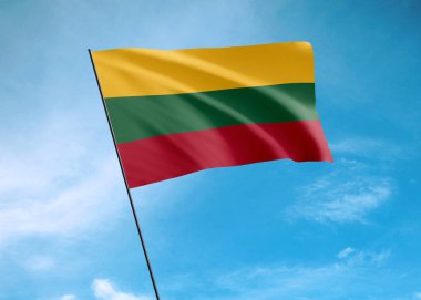 Litvanya bayrağı gökyüzünde dalgalanıyor. 16 Şubat Litvanya Bağımsızlık Günü Ulusal Bayrak Koleksiyonu