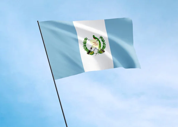 Bandera Guatemala Ondeando Alto Cielo Día Independencia Guatemala — Foto de Stock