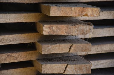 Tepedeki güzel bina, masmavi gökyüzü.