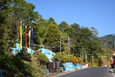 Tepedeki güzel bina, masmavi gökyüzü.