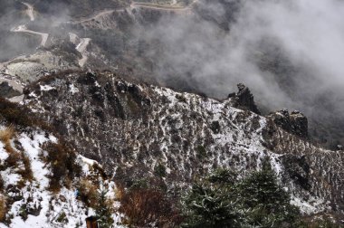 Ariel, dağın tepesindeki hareketli yol manzarası bulutlu gökyüzü ile güzel bir dağ yamacı..