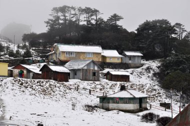 Uzak bir köyde, Darjeeling 'de karla kaplı bir ev kulübesi.