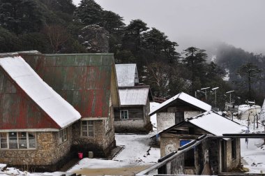 Uzak bir köyde, Darjeeling 'de karla kaplı bir ev kulübesi.