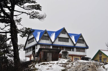 Uzak bir köyde, Darjeeling 'de karla kaplı bir kır evi.