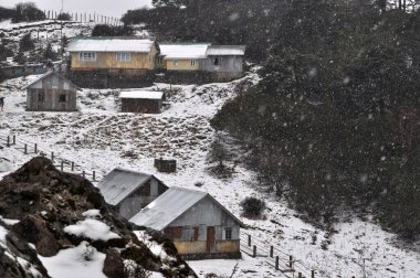 Uzak bir köyde yoğun karla kaplı uzak bir yürüyüş köyü, Darjeeling.