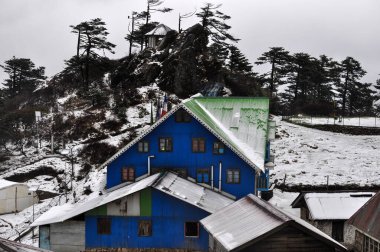 Darjeeling 'in uzak bir köyünde karla kaplı bir kulübe.