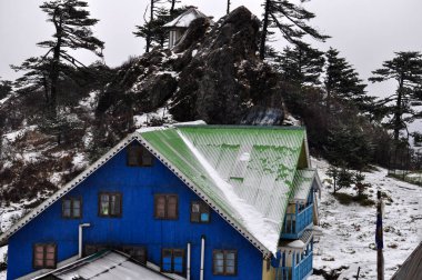 Darjeeling 'in uzak bir köyünde karla kaplı bir kulübe.