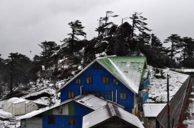Darjeeling 'in uzak bir köyünde karla kaplı bir kulübe.