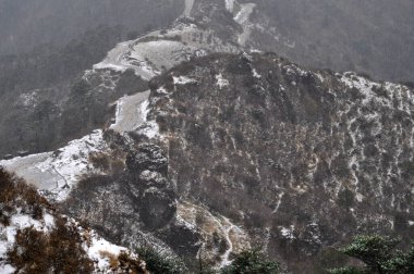 Ariel, dağın tepesindeki hareketli yol manzarası bulutlu gökyüzü ile güzel bir dağ yamacı..