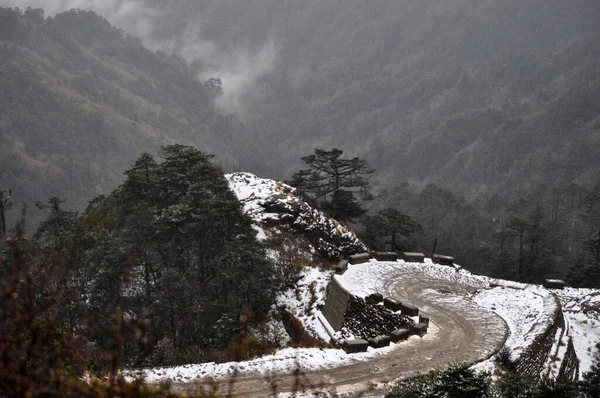 Ariel, dağın tepesindeki hareketli yol manzarası bulutlu gökyüzü ile güzel bir dağ yamacı..