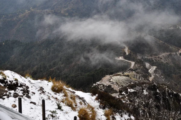 Ariel, dağın tepesindeki hareketli yol manzarası bulutlu gökyüzü ile güzel bir dağ yamacı..