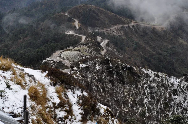 Ariel, dağın tepesindeki hareketli yol manzarası bulutlu gökyüzü ile güzel bir dağ yamacı..