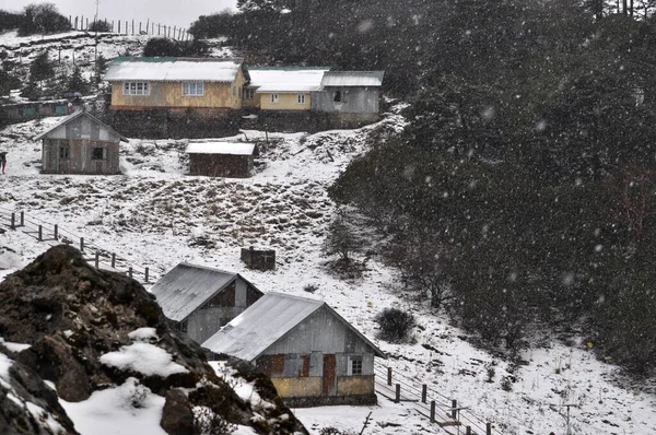 Uzak bir köyde yoğun karla kaplı uzak bir yürüyüş köyü, Darjeeling.