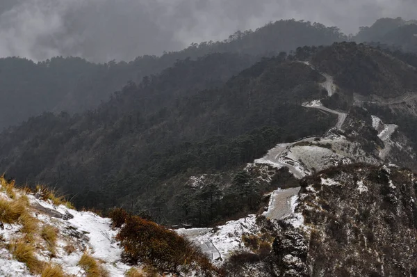 Ariel, dağın tepesindeki hareketli yol manzarası bulutlu gökyüzü ile güzel bir dağ yamacı..