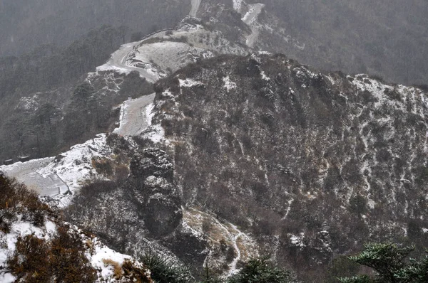 Ariel, dağın tepesindeki hareketli yol manzarası bulutlu gökyüzü ile güzel bir dağ yamacı..