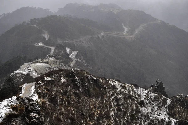 Ariel, dağın tepesindeki hareketli yol manzarası bulutlu gökyüzü ile güzel bir dağ yamacı..