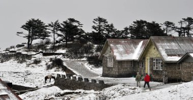 Himalaya 'nın uzak köyünde, karla kaplı kış manzarası..