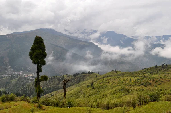 Güzel Himalya vadisi tepelerin üzerinde yüzen bulutlarla