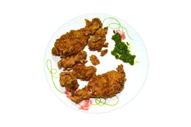 Kızarmış tavuk ve yeşil sos çok lezzetli görünüyor.