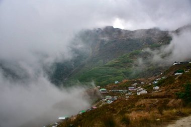 Görkemli dağ sırtı gümüşi bulutu, Himalaya 'nın Sikkim Dağı' nın uzak köyü.