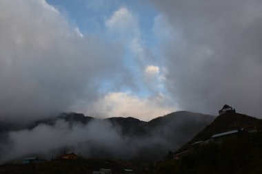 Görkemli dağ sırtı gümüşi bulut ve mavi gökyüzü