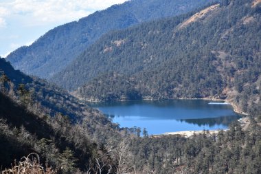 Himalyan 'ın Sikkim Dağı' ndaki mavi göl manzarası.