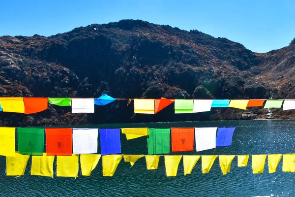 Pintoresca Vista Del Lago Azul Montaña Himalyan Sikkim Con Banderas — Foto de Stock