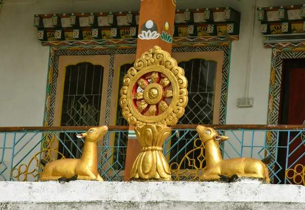 Parte Superior Puerta Principal Templo Budista Decorado Con Estatua Color — Foto de Stock