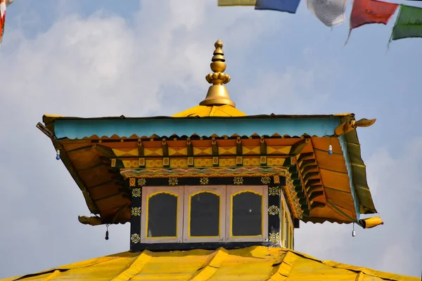Oberteil Des Buddhistischen Tempels Gelb Lackiert Mit Kompliziertem Design — Stockfoto