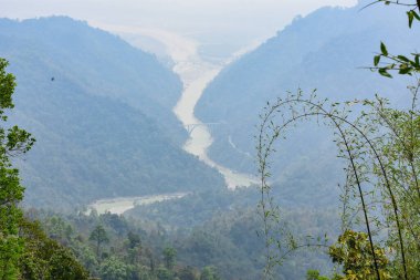 Vadilerin, Tista nehrinin ve iki gelinin birleşimi .