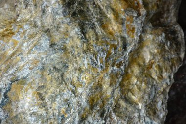 Güzel tasarımı, deseni ve rengi olan şekilsiz kayalar.