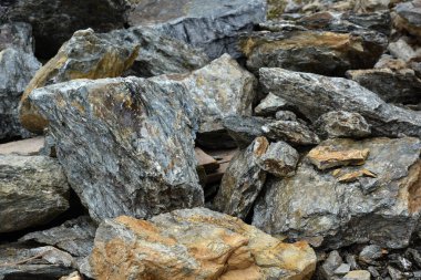 Güzel tasarımı, deseni ve rengi olan şekilsiz kayalar.