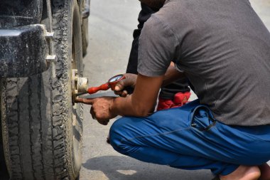 Lastik basıncı otoyolda kontrol ediliyor.