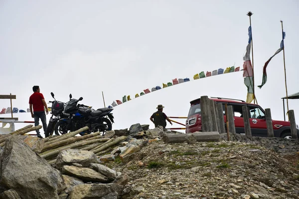 Banderas Oración Budistas Vehículo Camino — Foto de Stock