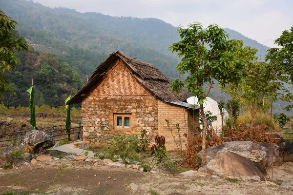 美丽的石屋 茅草屋 理想的家 风景秀丽 座落在喀林邦托迪河岸 — 图库照片