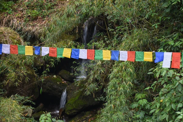 Caída Agua Del Himalaya Con Bandera Oración Colores Vegetación — Foto de Stock