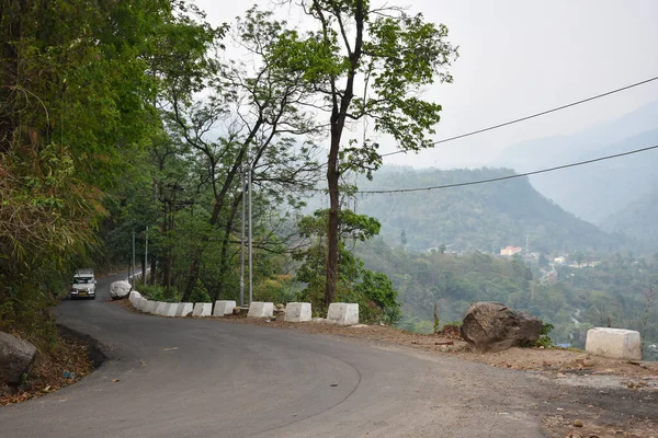 Highway Himalaya Πράσινα Δέντρα Και Μπλε Κορυφογραμμές — Φωτογραφία Αρχείου