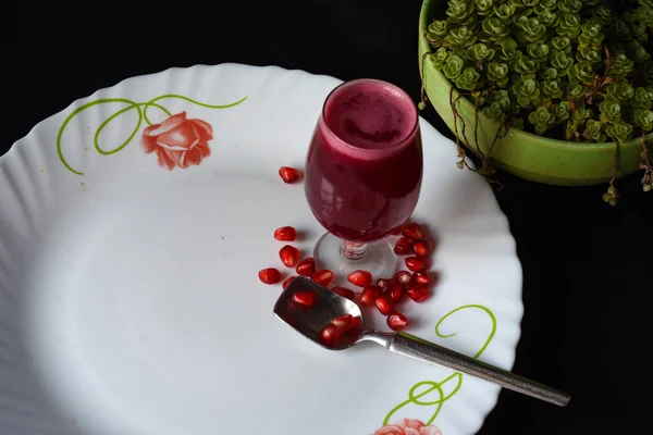 Nar ve incilerle sulandırılmış taze nar ve hoş kokulu bitkiler vardır.