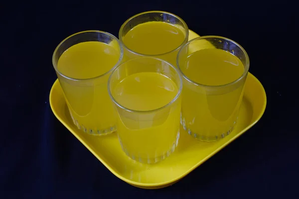 黄盘上自制新鲜健康的芒果汁 — 图库照片