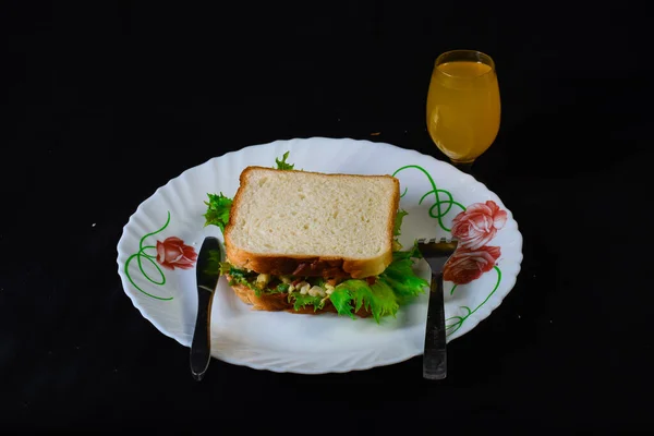 Salat Tomaten Grüne Paprika Und Käsebrötchen Mit Frischem Mangosaft — Stockfoto