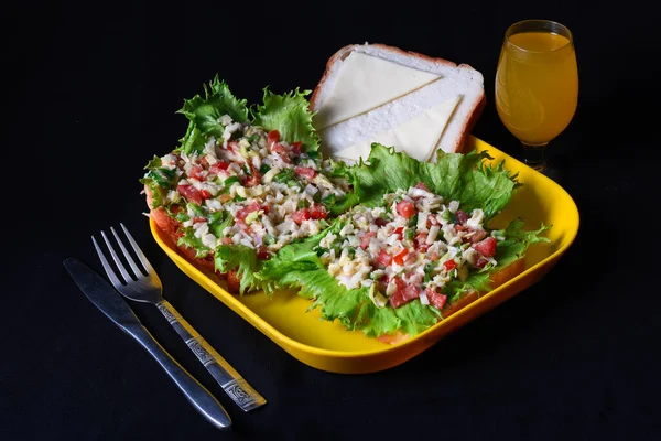 Marul, domates, yeşil dolmalık biber ve taze mango suyuyla açık tost sandviçi.