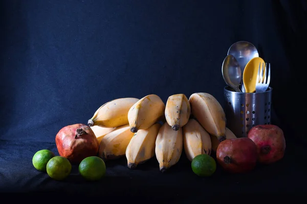 Bananes Jaunes Citrons Verts Grenades Rouges Avec Couverts — Photo