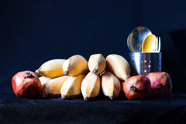 Bananes Mûres Jaunes Grenades Rouges Avec Couverts — Photo
