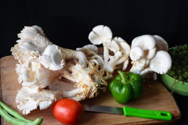 Taze koparılmış beyaz istiridye mantarı, domates, fasulye ve dolma biber.