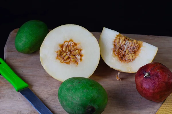 Çekirdekli sarı Galya kavunu ve yeşil çiğ mango ve nar.