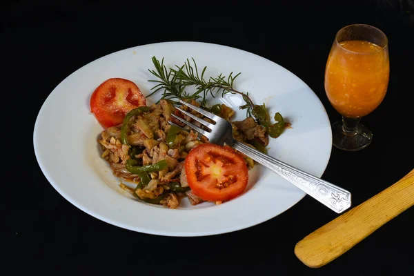 Kızarmış istiridye mantarı dolma biber, domates ve biberiye ile karıştırın.